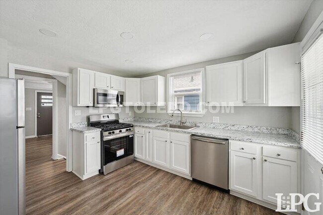 Building Photo - 928 W Gramercy Ave