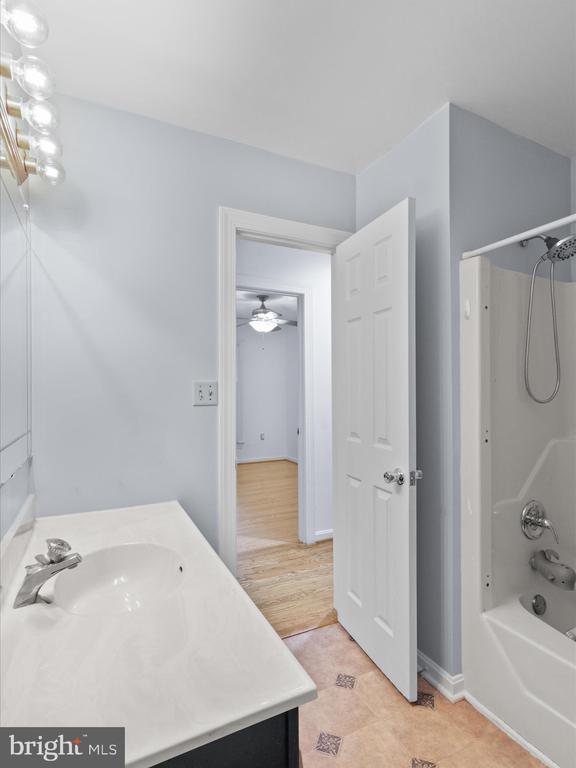 Building Photo - 8 English Oak Cir