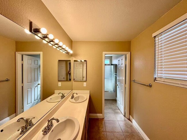 Building Photo - Two-story single-family house