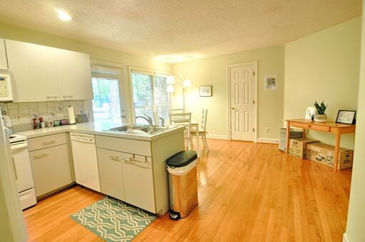 Building Photo - 3 bedroom Cul-de-sac Townhouse