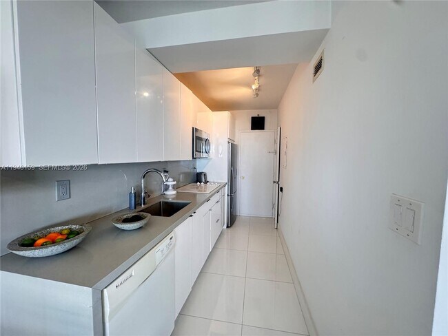 Building Photo - 100 Lincoln Rd