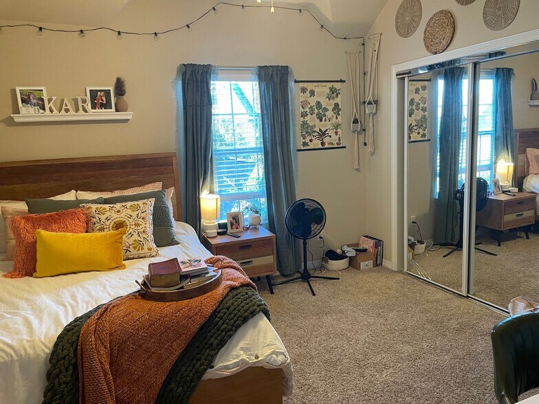 Building Photo - River Oaks #605