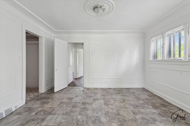 Building Photo - Grant & Main - 10343 Crocuslawn St