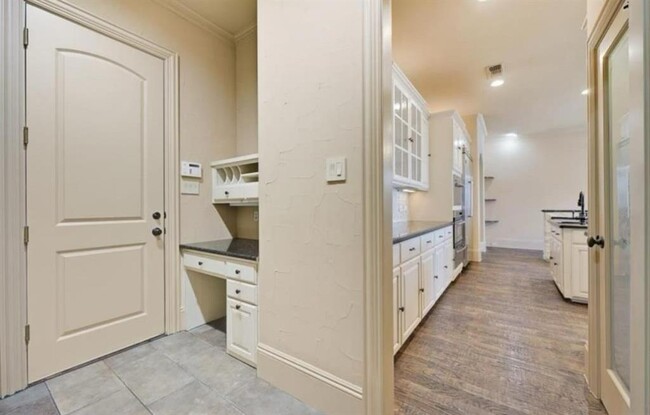 Building Photo - 7004 Raintree Pl