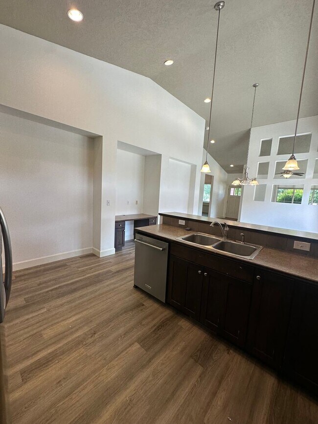 Building Photo - 3 Bedroom 2 Bath Home, New Paint, New LVP ...