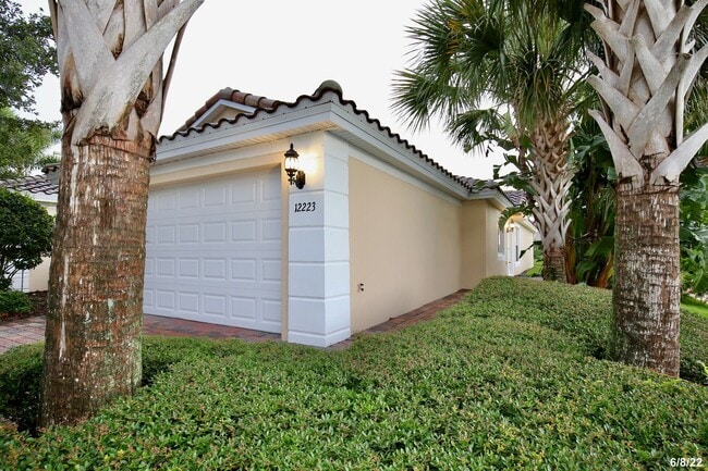 Building Photo - Beautiful 3/2 Corner Duplex with Water Vie...