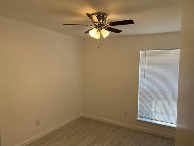 Building Photo - 1015 E Yager Ln