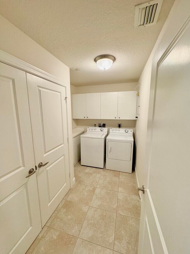 Building Photo - 341 Bay Colony Dr N