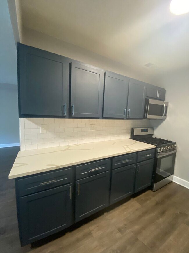 Building Photo - Updated Two Bed Two Bath Apt in Dogtown!