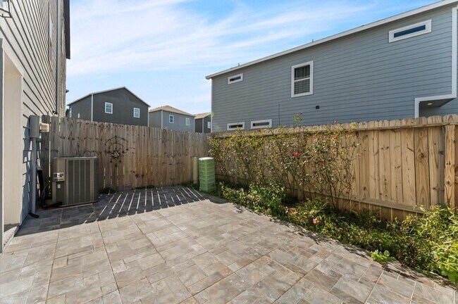 Building Photo - 18841 Elegance Ave