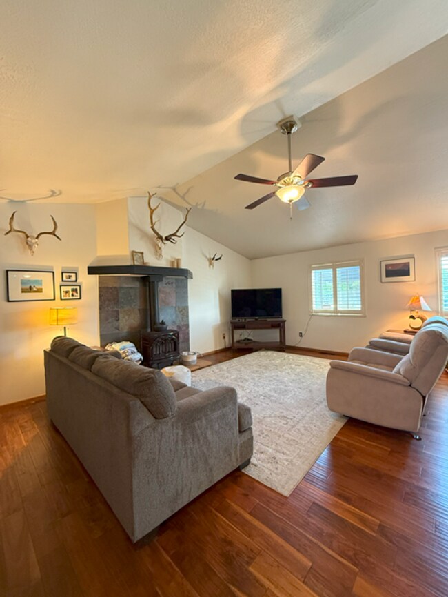 Building Photo - 3 bedroom single family home on large lot
