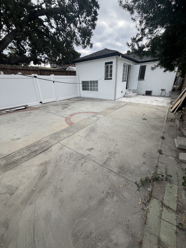 Yard - 7661 Beckett St