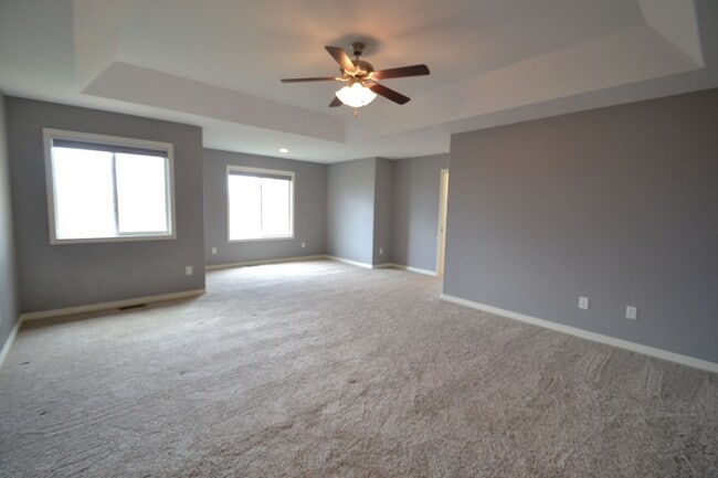 Building Photo - 5 Bed 3.5 Bath 3 Car Garage with AC