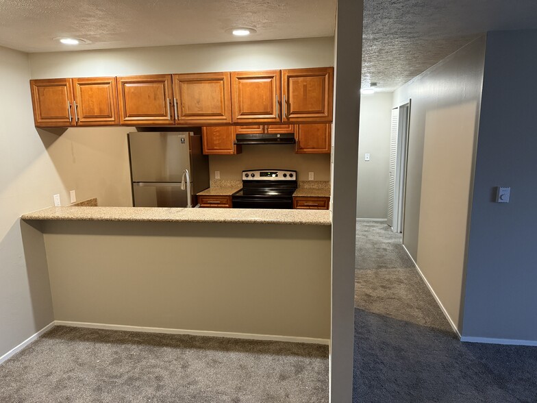 Kitchen/Breakfast bar area - 634 Properties – Ohio