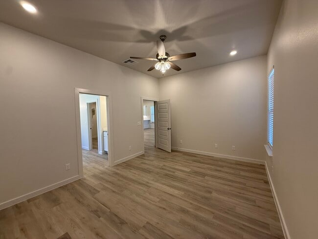 Building Photo - 10502 Beaufort Ave