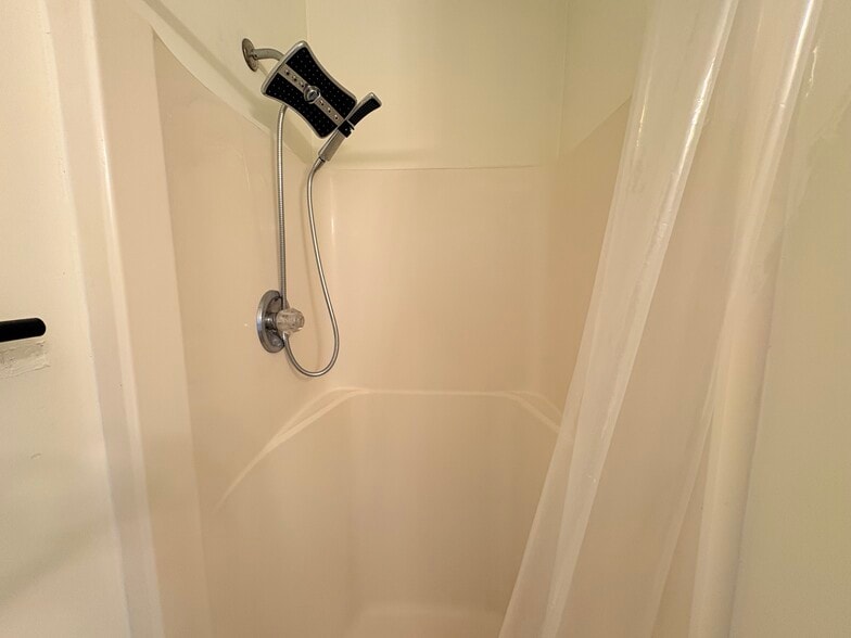 Secondary Bathroom Showerhead - 109 Chaucer Ct