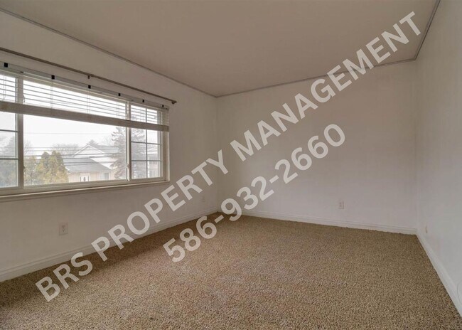 Building Photo - Upper end-unit condo in desirable Rochester Hills