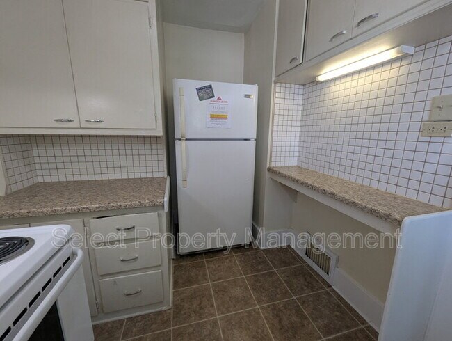 Building Photo - 822 Nuttman Ave