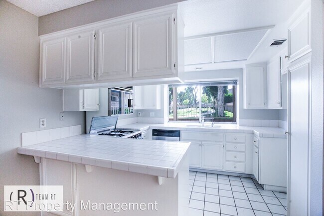 Building Photo - 2 br, 2.5 bath House - Cedar Pointe