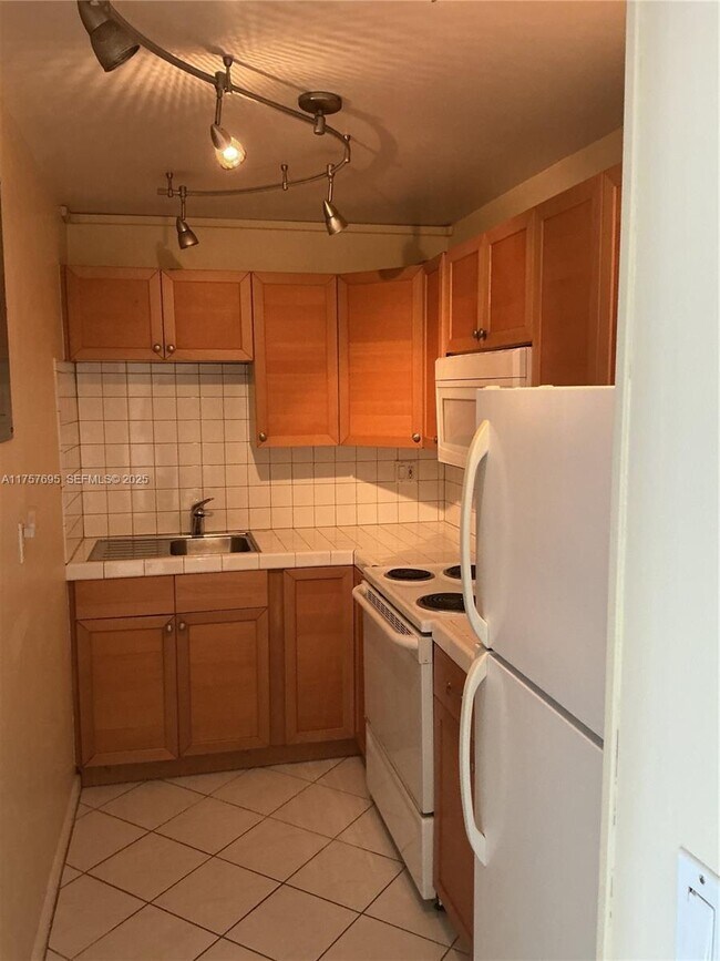 Building Photo - 200 S Birch Rd