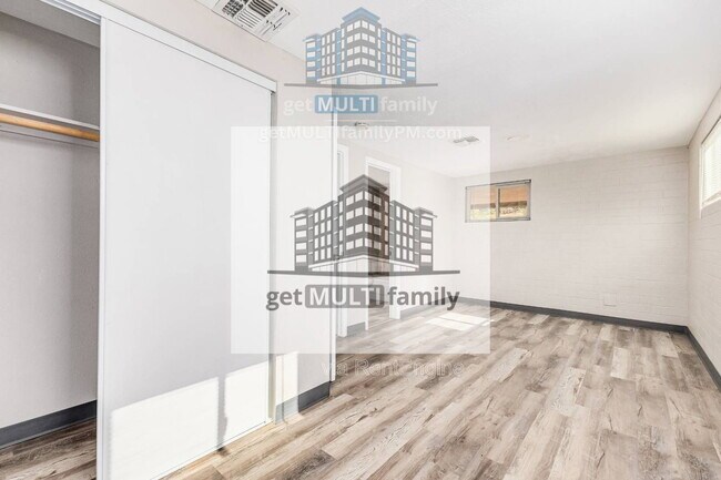 Building Photo - 1402 W Mercer Ln