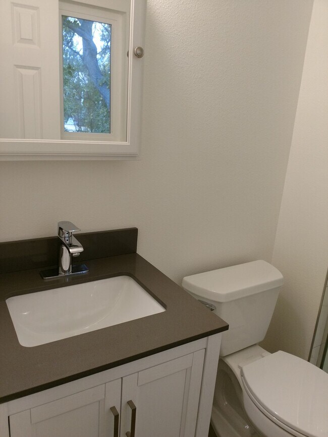Building Photo - Charming 1 Level House 3 Bed, 2 Bath with ...