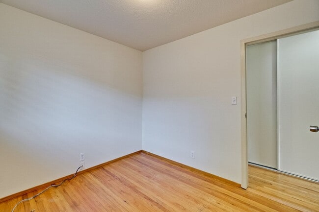 Building Photo - 1109 White Cliff Dr