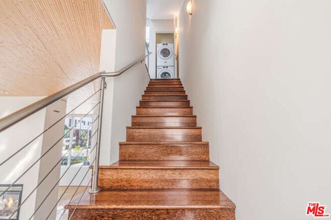 Building Photo - 2452 Penmar Ave