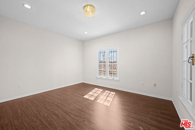 Building Photo - 224 S Palm Dr