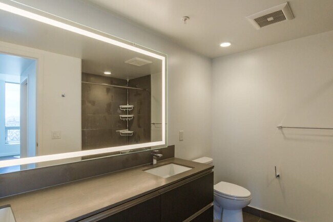 Building Photo - 2Bd/2Ba Seattle Condo