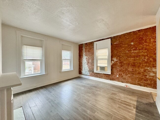 Building Photo - 2233 Victor St