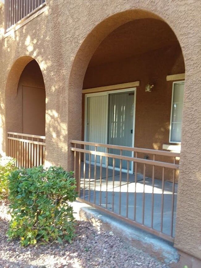 Building Photo - First floor unit in luxury gated Northwest...