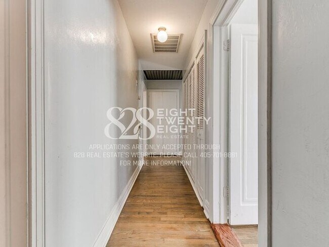 Building Photo - *AVAILABLE NOW!* 2 Bed/2 Bath Duplex Close to Campus Corner!