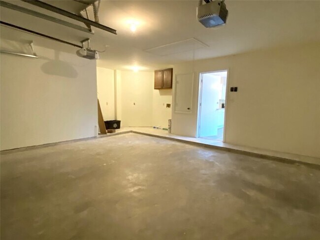 Building Photo - 2531 Bisontine St