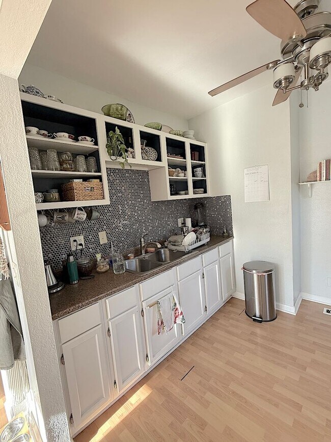 Building Photo - Cute WyCo Bungalow