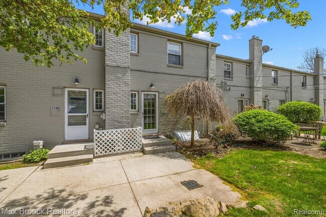 Building Photo - 1652 Graefield Rd