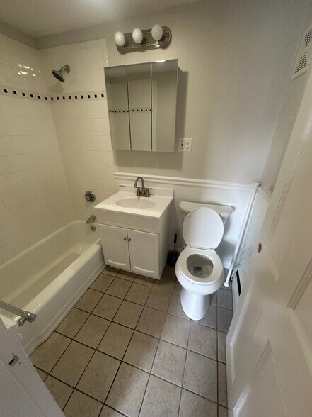 Building Photo - 997 Broadway