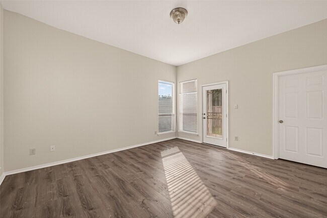 Building Photo - 14927 Tuttle Point Dr