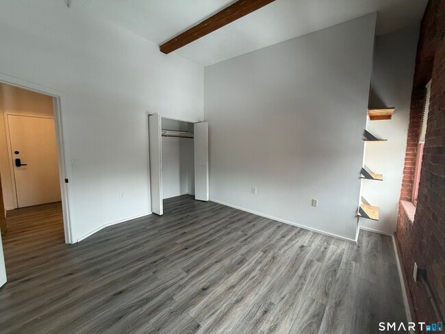 Building Photo - 222 Williams St E