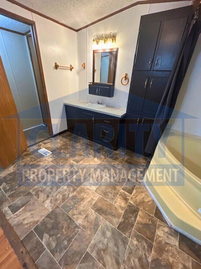 Building Photo - Three bedroom single level home!