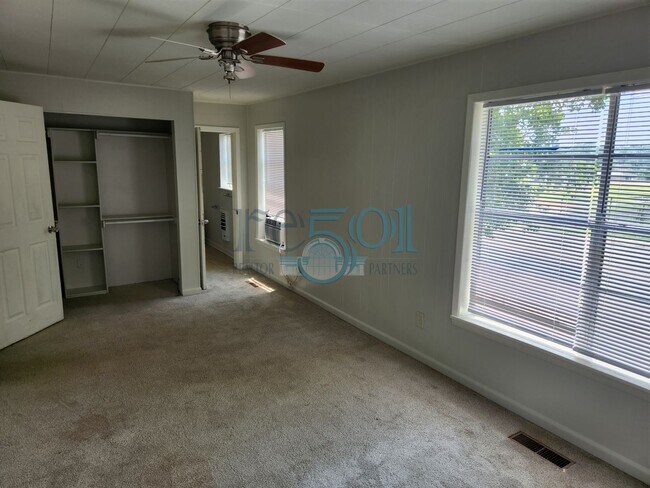Building Photo - Great Apartment In Hillcrest across from Scott Field!!!!!