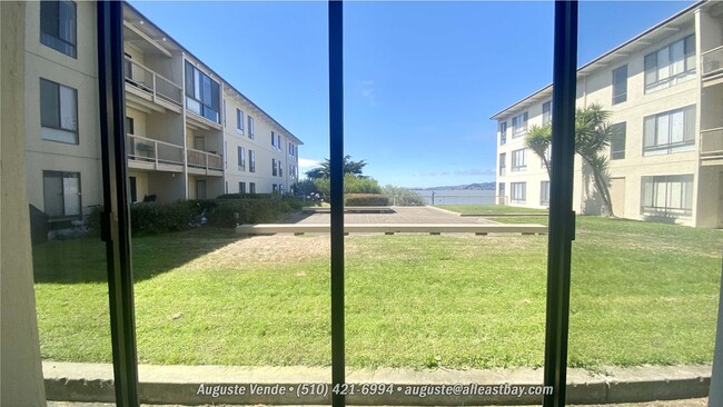 Building Photo - Water Views - Walk to the Water from your ...