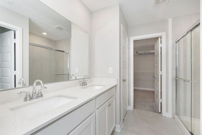 Building Photo - Like New 5 Bedroom 3 Full Bath With Fenced...