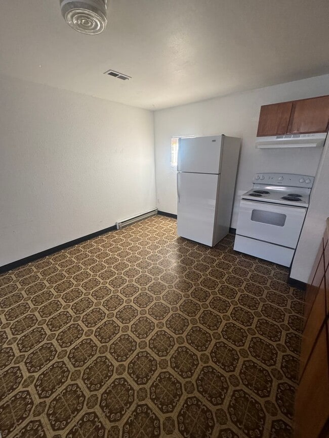 Building Photo - $435 OFF Move In Special!  Second Level Unit  2 Bed/1 Bath  Apt - $875/$875