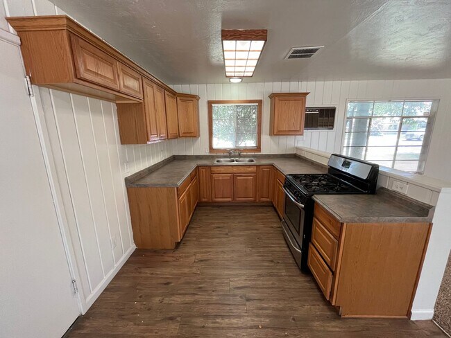 Building Photo - Charming Home for rent coming soon!