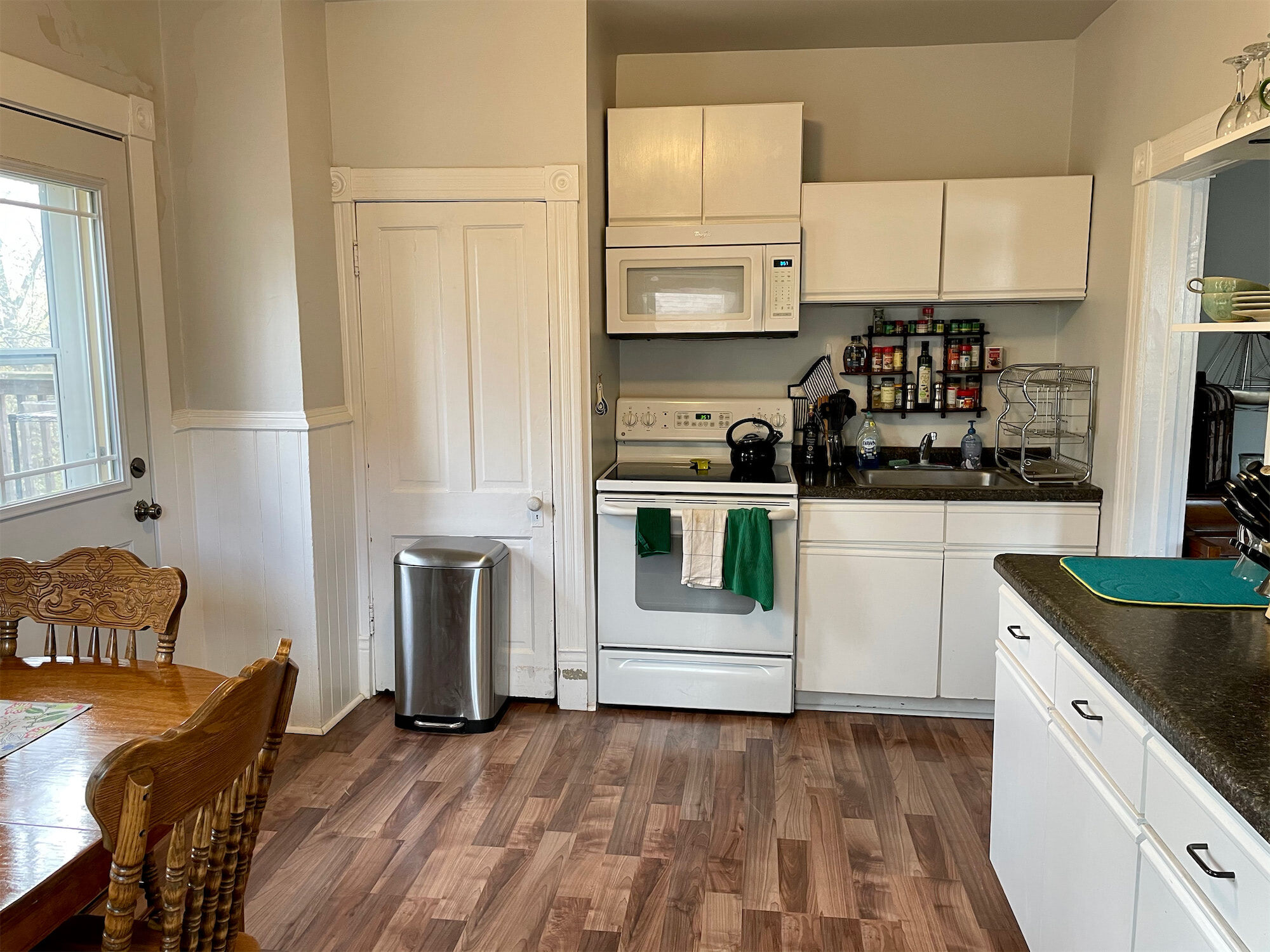 Kitchen - 401 Laurel St W