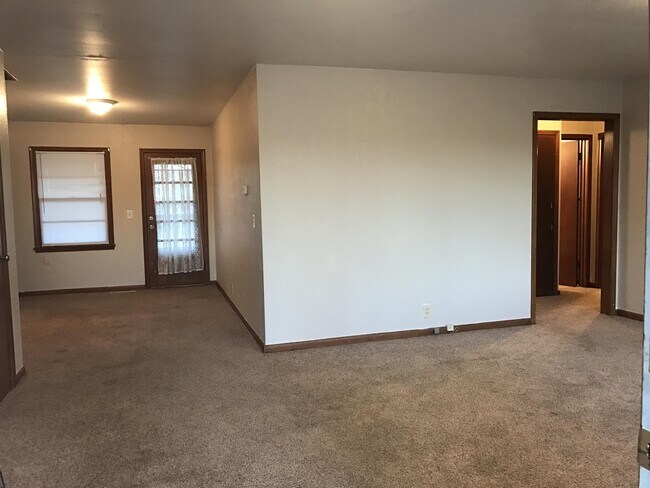 Building Photo - 8126 E Indianapolis St