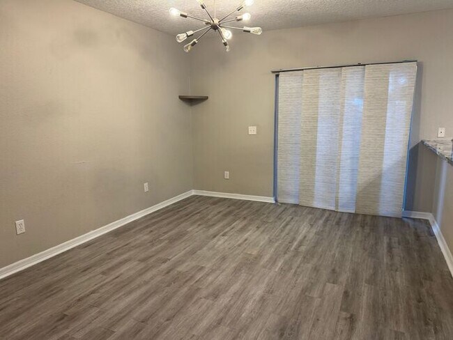 Building Photo - Fully Remodeled 3-Bed, 2.5-Bath Townhouse