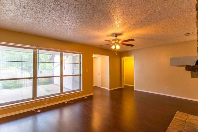 Building Photo - 817 W Rochelle Rd