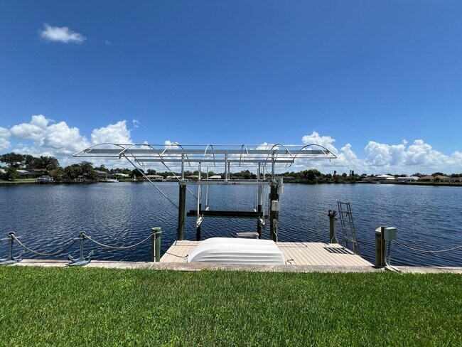 Building Photo - $3,300/month ** Short Term / Seasonal - Furnished ** 2 Bed / 1.5 Bath - Lakefront ** Single Famil...